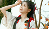 柿子树下白色汉服写真教程：红丝带配竹篮，5个秋日姿态拍出清甜古风少女感