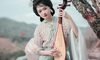 山间桃花粉蓝汉服写真教程：琵琶配披帛云肩，5个姿态拍出温婉才女风