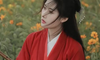 红衣汉服+长剑，在黄色花海里拍出江湖侠气感