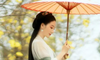 绿白汉服+黄花风铃木，5个古典姿势，拍出春日诗意感