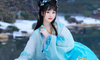 蓝色渐变汉服+手提灯笼，雪景湖边拍出清冷冬日古风感
