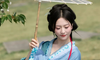 蓝色汉服+油纸伞，在花树下拍出清冷古风氛围感