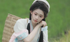 粉白汉服+竹篮油纸伞，在山野稻田里，拍出温润古风田园感