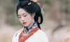 红白刺绣汉服+花鼓，秋日枫树下拍出典雅国风感