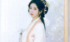 宋制橙白汉服+油纸伞，室内国风场景拍出温婉仙气感