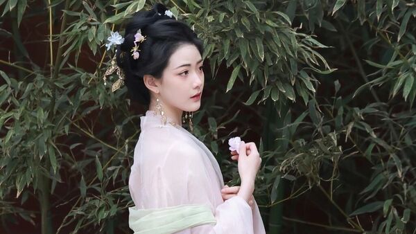 竹林汉服写真教程：粉黛襪裙配油纸伞，6个构图技巧拍出温婉仙气感