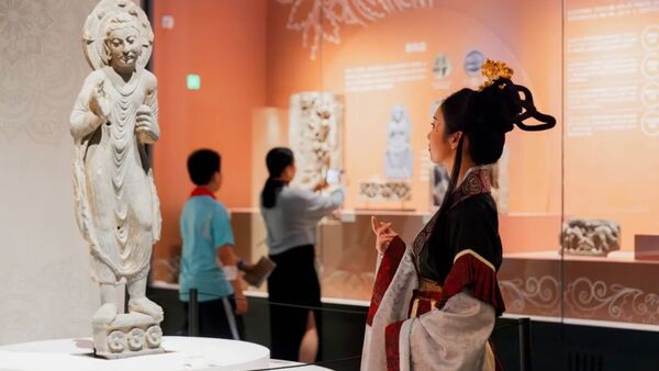 不做流水线网红汉服，93年姑娘把博物馆的古服做活了